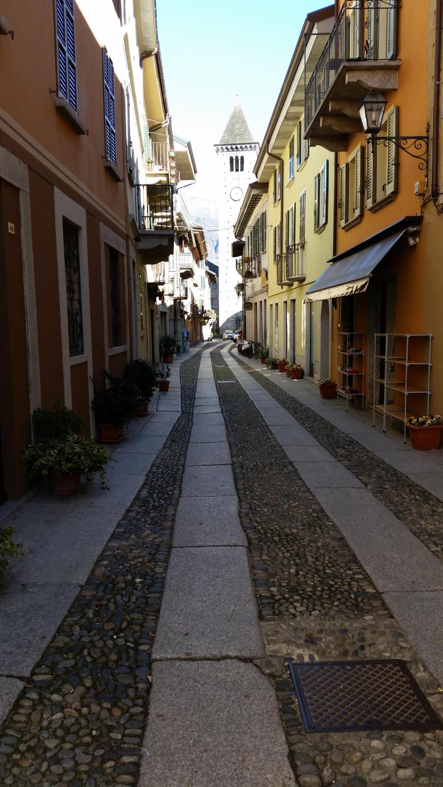 Eine sehenswerte Gasse in Cannobio ist die Via Santuario, die zur Pfarrkirche San Vittore führt. Das Bild zeigt eine engen Gasse