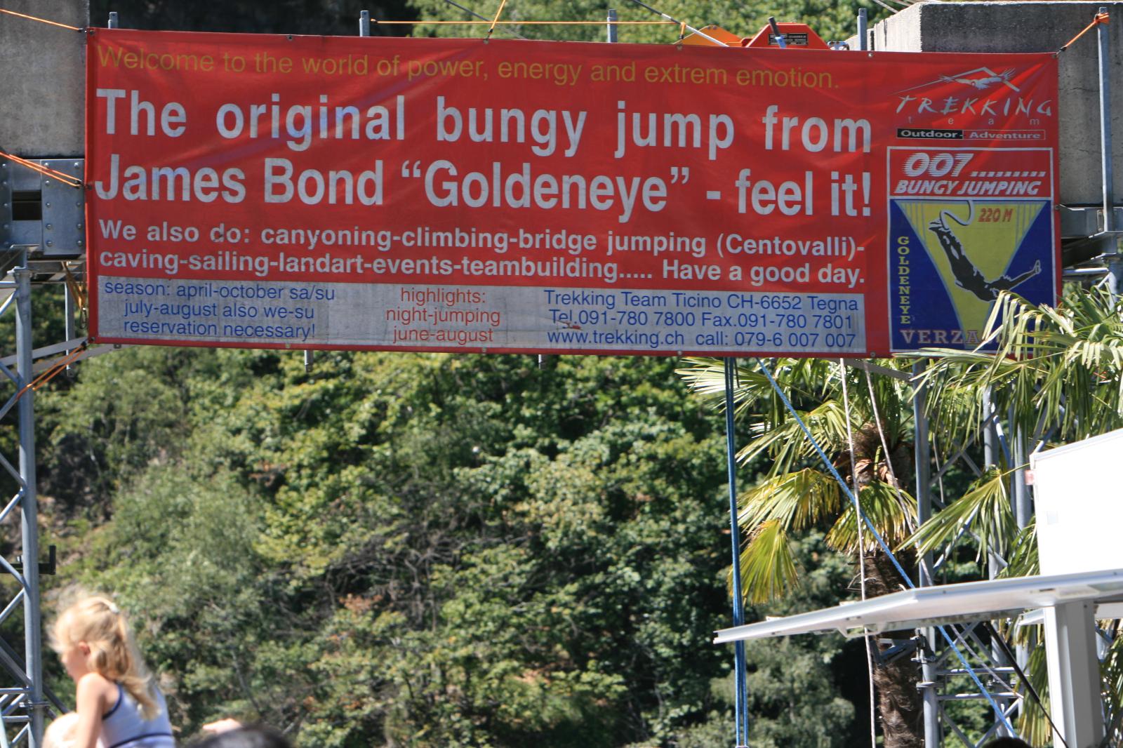 Erleben Sie das Gefühl, einmal selbst Stuntman oder Stuntfrau in einem James-Bond-Film zu sein, während Sie vom Bungee-Jumping auf der Verzasca-Staumauer springen.