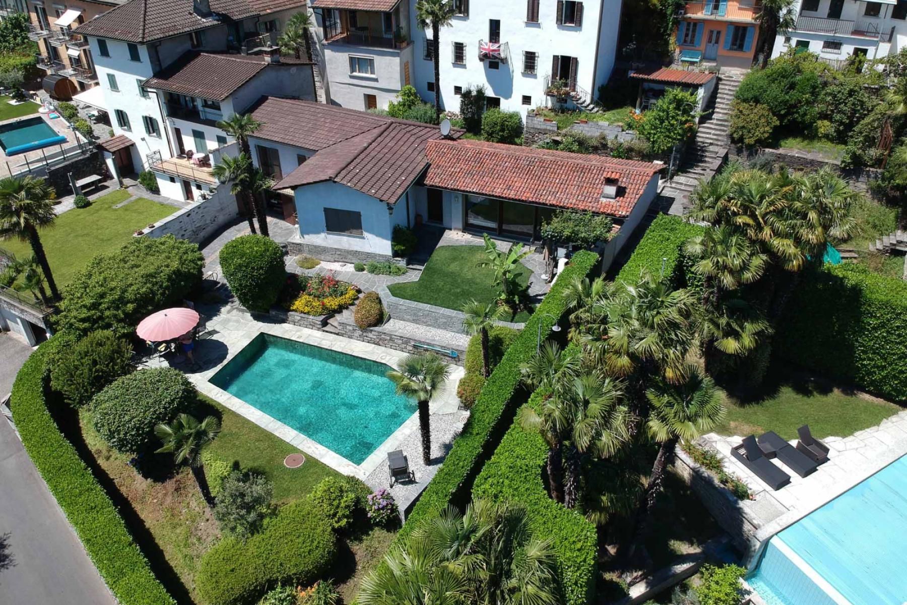 Die Drohnen-Luftaufnahme des Ferienhauses Casa Ramerino in Brissago zeigt ein beeindruckendes Bild. Das Schwimmbad fügt sich perfekt in die Umgebung ein.