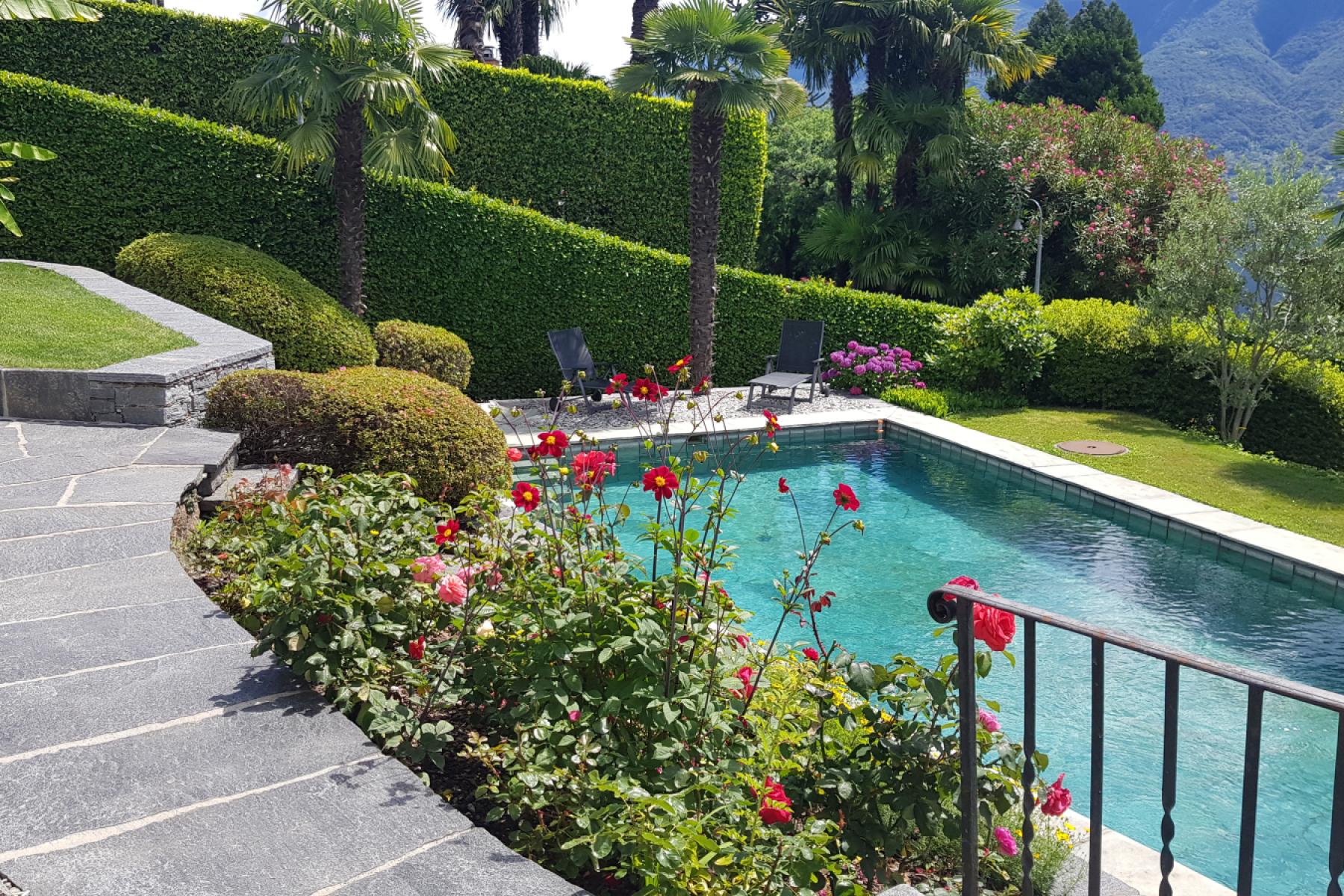 Das Ferienhauses Casa Ramerino in Brissago ist umgeben von vielen Blumen und Sträuchern. Besonders auffällig ist das Schwimmbad, welches exklusiv zur alleinigen Benutzung der Gäste zur Verfügung steht.