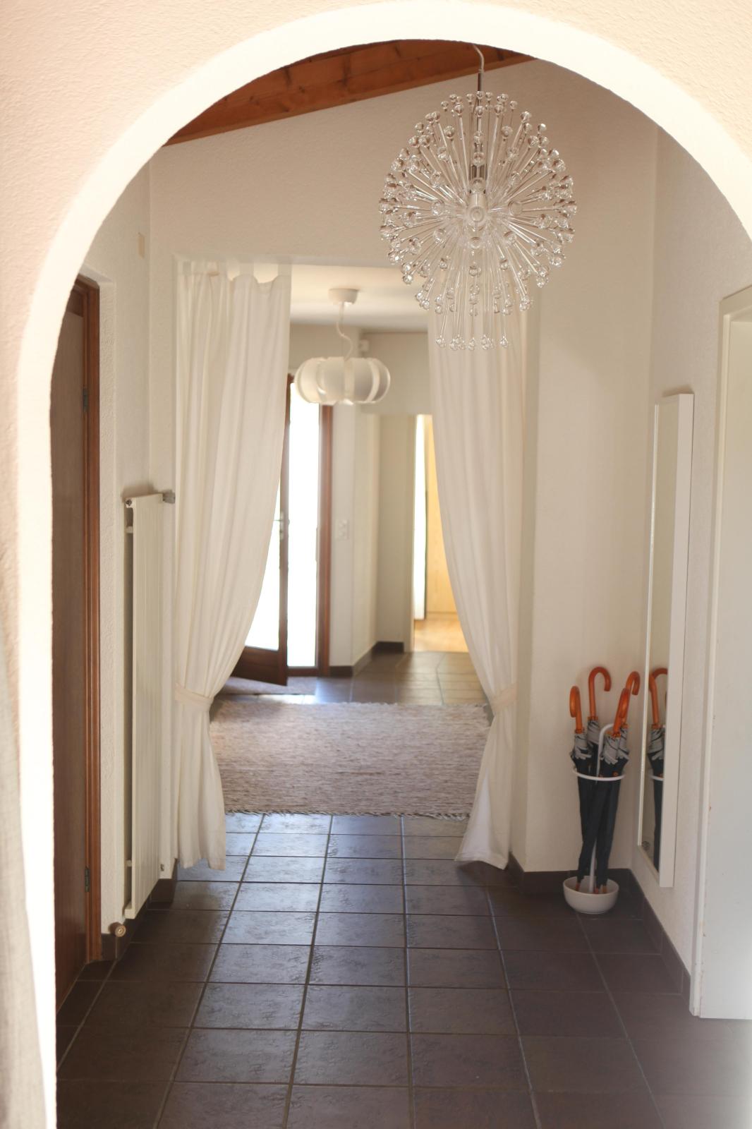 Ihre Reise kann Beginnen beginnt im grosszügigen Eingangsbereich und der angenehme Atmosphäre des Casa Ramerino in Brissago, Tessin.Hauses. Das Bild zeigt den Eingangsbereich inkl. Garderobe