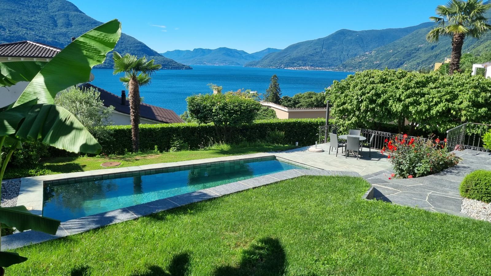 Vom erhöhten Sitzplatz des Casa Ramerino können Sie den Anblick des Gartens, des Pools, Schwimmbad und des Sees sehen welcher alle die Sorgen und der Stress des Alltags vergessen.