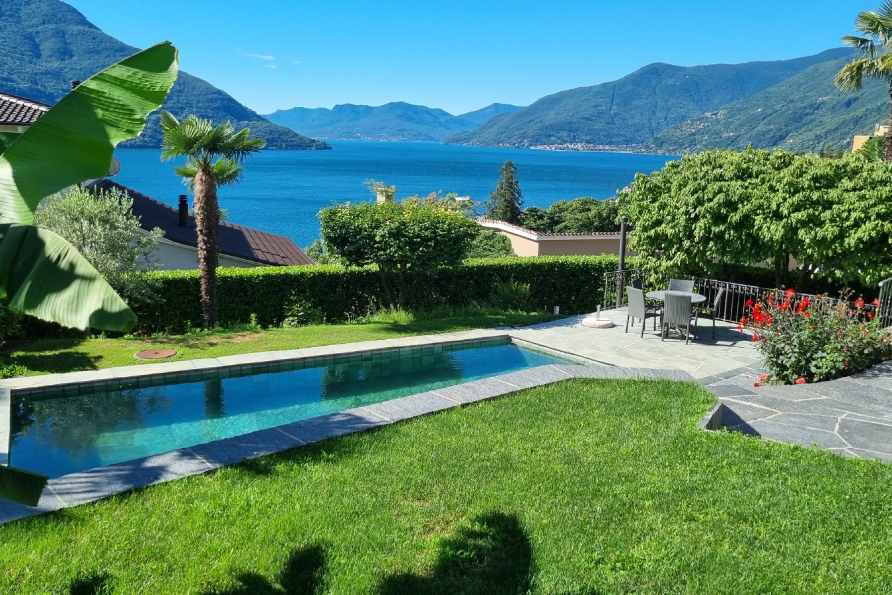 Vom erhöhten Sitzplatz des Casa Ramerino können Sie den Anblick des Gartens, des Pools, Schwimmbad und des Sees sehen welcher alle die Sorgen und der Stress des Alltags vergessen.