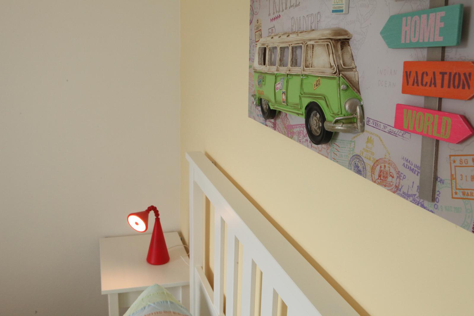 Insgesamt strahlt das liebevoll gestaltete kleine Kinderzimmer eine einladende und kinderfreundliche Atmosphäre aus. Das Bild zeigt ein Wandbild