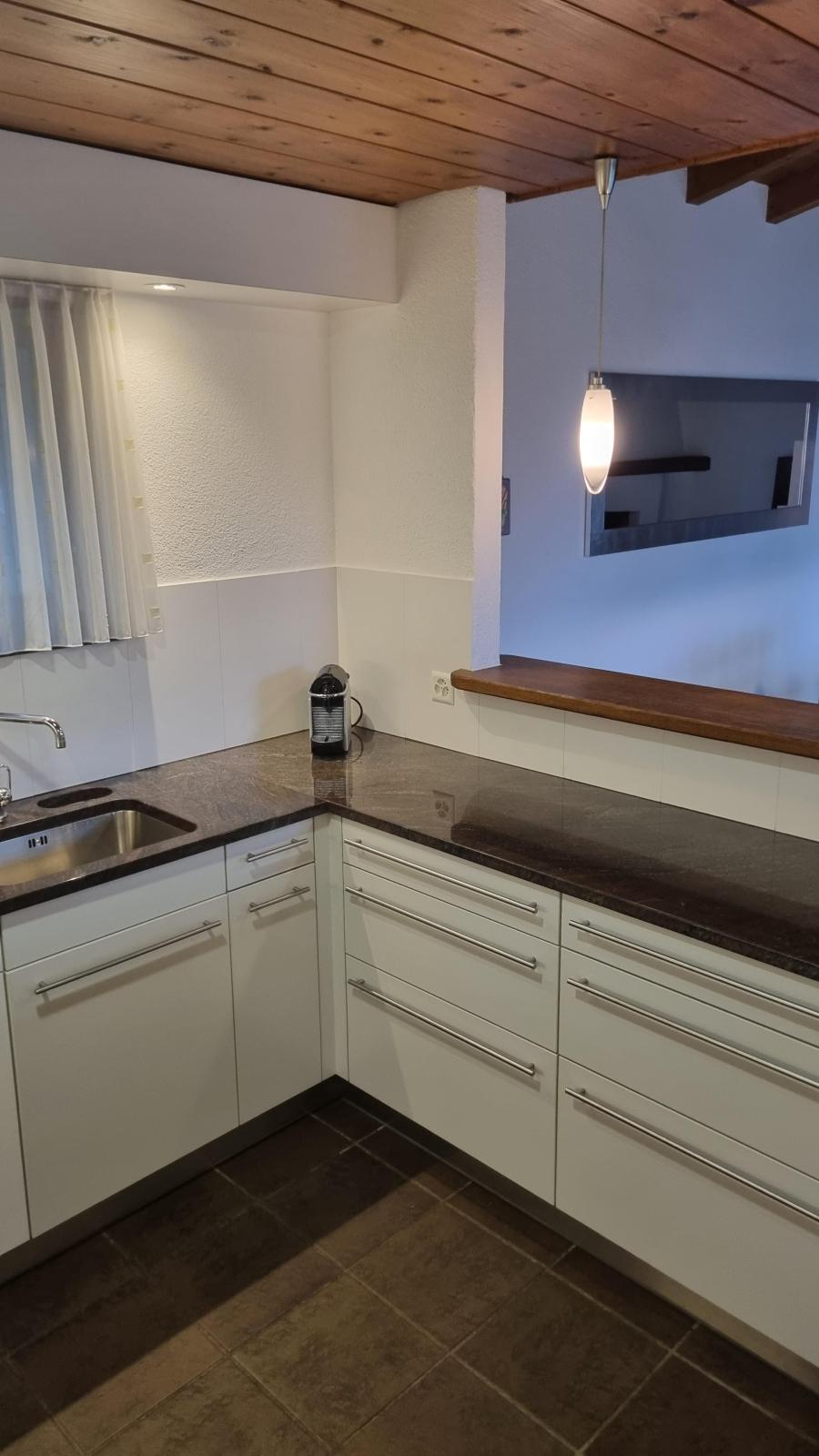 Das Kochen zu zweit wird zu einem aufregenden Erlebnis in der großzügigen Küche des Casa Ramerino in Brissago, CH-6614. Das Bild zeigt ein Teil der Küche