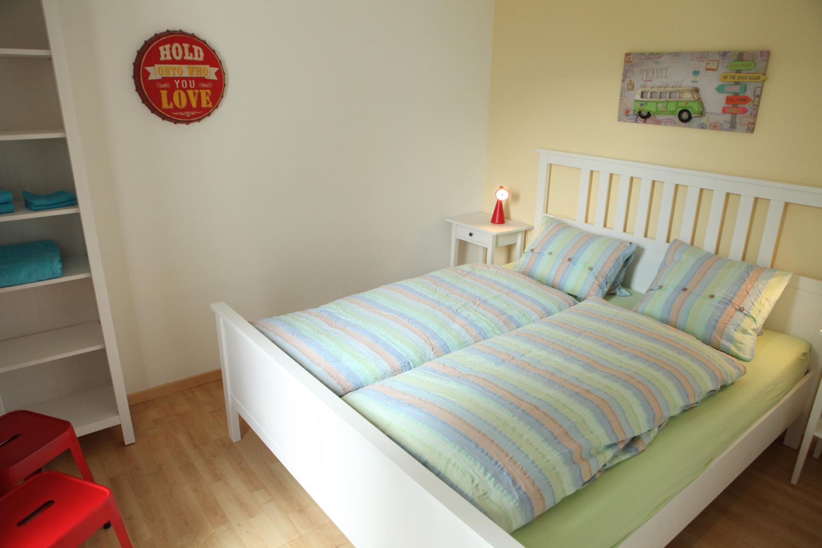 Die liebevolle Gestaltung des Zimmers schafft eine gemütliche Atmosphäre, in der sich die kleinen Gäste wohlfühlen können. Das Bild zeigt das Zimmer mit dem Doppelbett