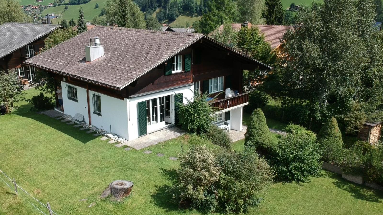 Ansicht Chalet Catarina mit einer Drohne aufgenommen, an der Aegertenstrasse 33 CH-3775 Lenk im Simmental, Das Chalet Catarina in Lenk liegt in der ruhigen Gegend Aegerten, nur wenige Minuten vom Zentrum und der Wallbachbadi tfernt