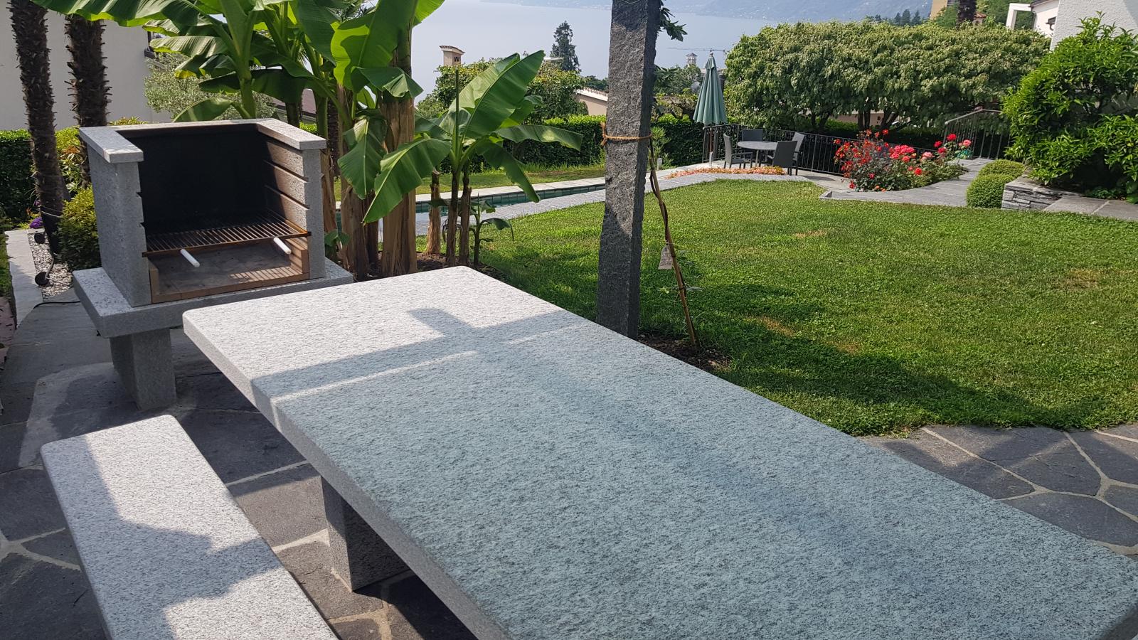 Vom erhöhten Sitzplatz aus, stets den Grill im Blickfeld dahinter der majestätische Lago Maggiore. Hier gelingt jede Grillade.