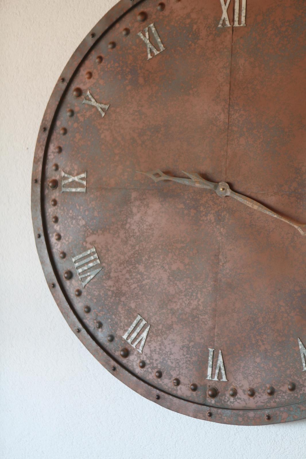 Im gemütlichen Wohnraum des Casa Ramerino befindet sich eine imposante Metalluhr (Bild) mit einem Durchmesser von über einem Meter. Der Raum ist mit allen Annehmlichkeiten ausgestattet, einschliesslich eines offenen Kamins.