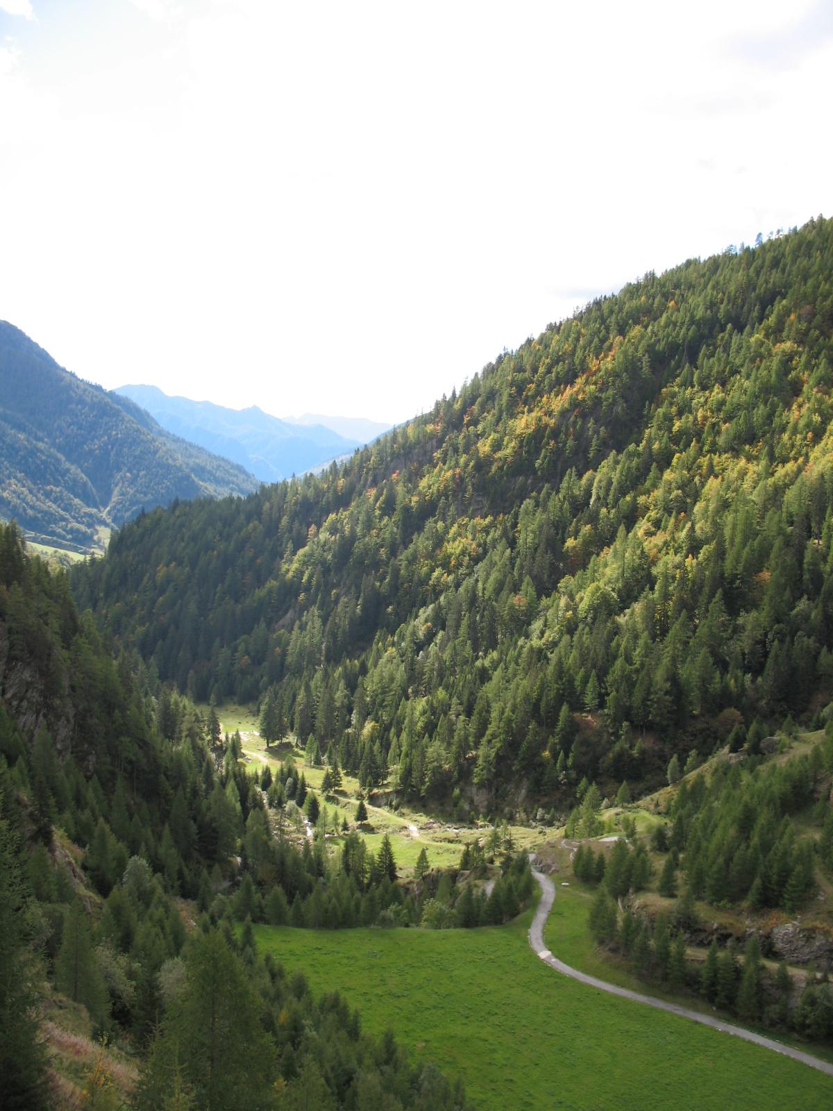 Das Maggiatal, ein Ort von tiefer Mystik und unberührter Schönheit, erstreckt sich durch majestätische Landschaften bis hin zu Fusio. Das Bild Zeigt das Tal vom Lago del Sambuco aus.