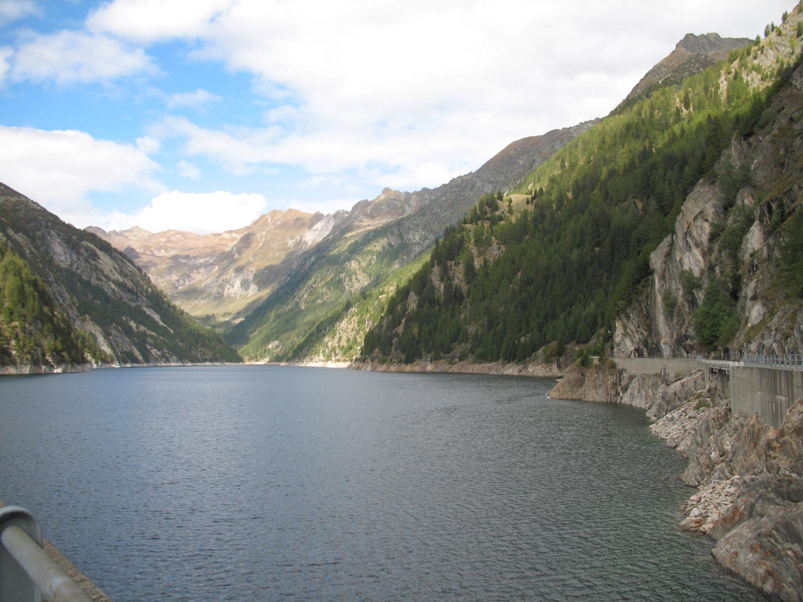 Die Legenden erzählen von alten Geistern, die in den Tiefen des Flusses und in den umliegenden Wäldern wohnen. Diese Geister sollen den Bau der Staumauer unterstützt und beschützt haben. Das Bild zeigt die Wassermassen welche gestaut werden.