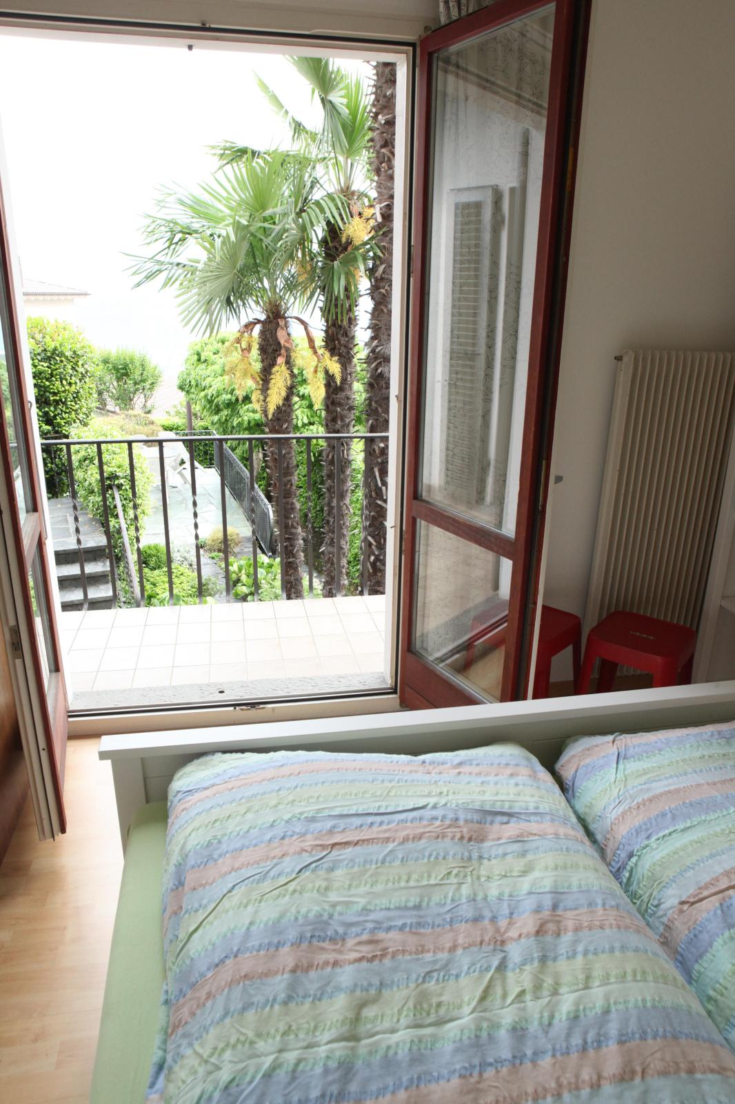 Das liebevoll gestaltete Zimmer bieten nicht nur eine gemütliche Atmosphäre, sondern auch eine herrliche Aussicht. Teilweise geniesst man einen freien Blick auf den atemberaubenden Lago Maggiore. Das Bild zeigt durch die Balkontreppe die Aussicht