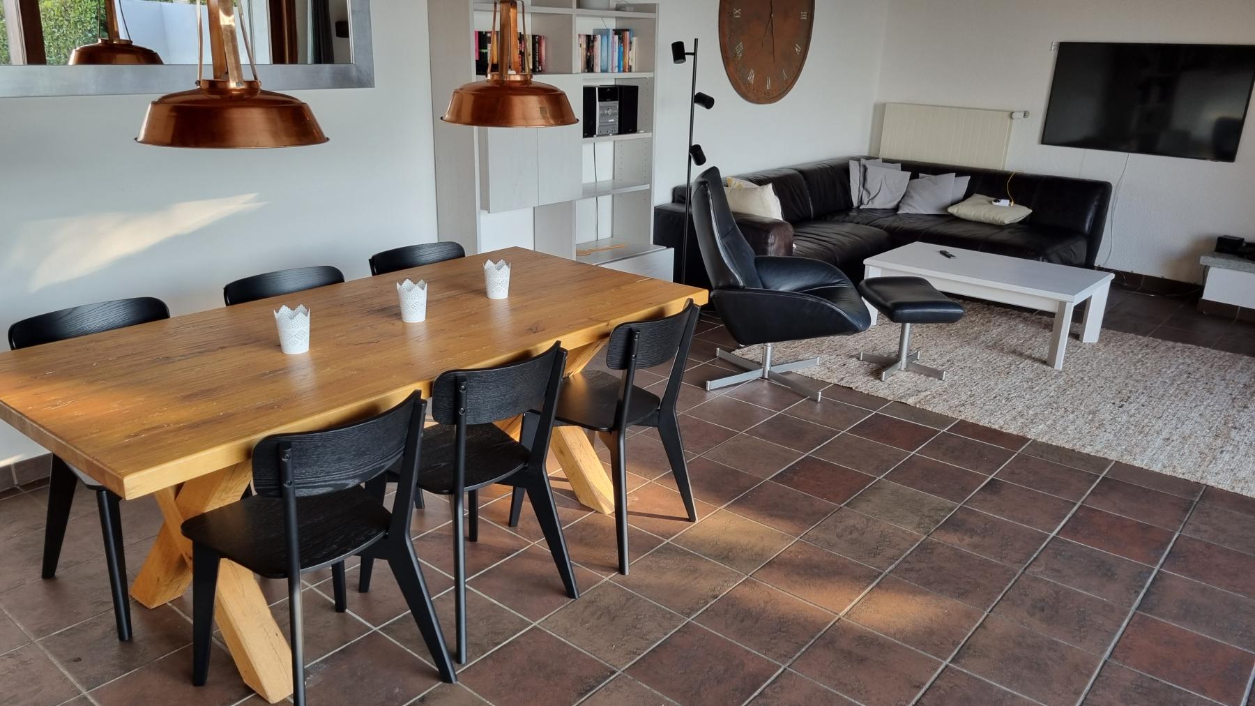 Der grosse Wohn- und Essbereich des Casa Ramerino wird von einer atemberaubenden Aussicht auf den Garten und den Lago Maggiore begrüsst. Bild von der Küche in den Wohnbereich.