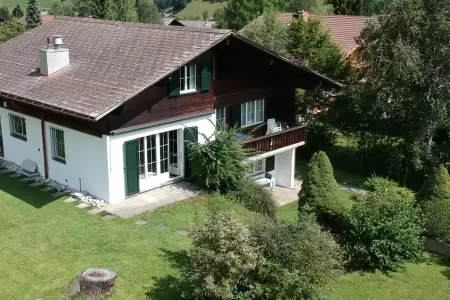 Das Chalet Catarina befindet sich in der ruhigen Gegend Aegerten, in unmittelbarer Nähe zum Schwimmbad Waldbach-Badi. Das Foto zeit das Ferienhaus mittels Drohen aufnahem