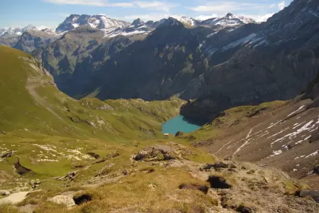 Iffigensee von oben fotografiert mit einer Drohne bei sonnigem Wetter, Ein beliebtes Ziel für Wanderungen und Bergtouren ist der Iffigensee welcher von der Iffigenalp zu Fuss (Bergwanderweg) in ca. 1 1/2 Stunden zu erreichen ist.